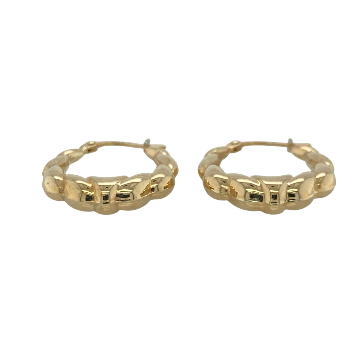 This pair of pre-owned 9ct yellow gold twisted bubble style oval creole earrings offers a distinctive take on a classic hoop design.

Design: Featuring an elegant oval creole shape with a twisted bubble style finish, these earrings combine polished curves with textured detailing to create a contemporary yet timeless look. Their versatile design makes them ideal for both everyday wear and special occasions.
Material: Made from 9-carat yellow gold.