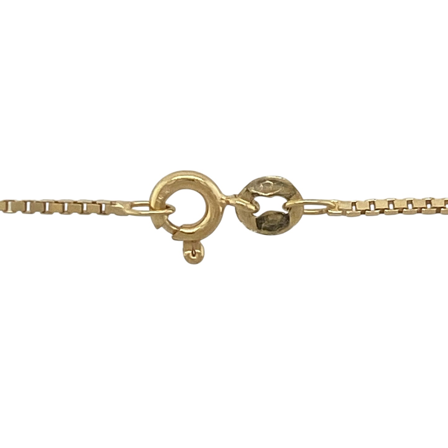 This pre-owned 9ct yellow gold box chain is a timeless and versatile necklace with a sleek, contemporary design.

Design: Featuring polished box links, this 22-inch chain has a clean and elegant appearance that is perfect for everyday wear. Its fine 1mm links create a refined look, making it ideal for wearing on its own or paired with a favourite pendant.
Material: Made from 9-carat yellow gold.
