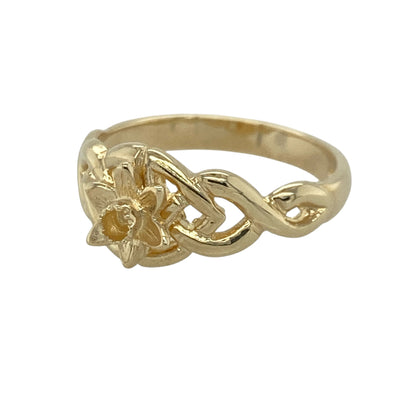 This pre-owned 9ct yellow gold Welsh daffodil Celtic weave style ring beautifully combines traditional Welsh symbolism with an intricate Celtic-inspired design.

Design: Featuring a detailed Celtic weave pattern with a charming Welsh daffodil at the centre, this ring celebrates Welsh heritage in a timeless style. Measuring approximately 9mm high at the front, it has an eye-catching yet comfortable design that is ideal for everyday wear.
Material: Made from 9-carat yellow gold.