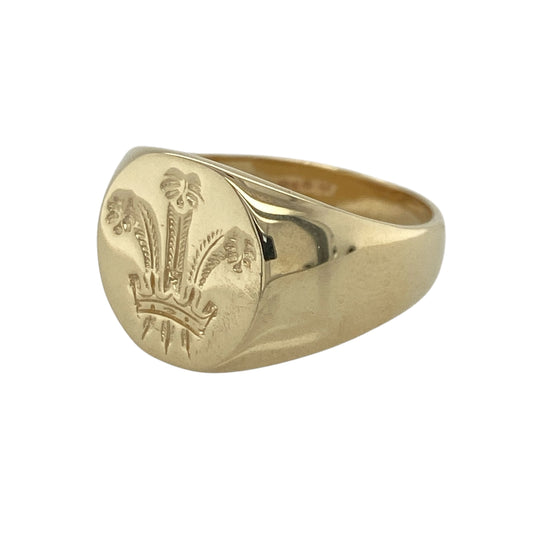 This pre-owned 9ct yellow gold Welsh Three Feathers round signet ring is a striking piece that proudly celebrates a traditional symbol of Welsh heritage.

Design: Featuring a polished round signet face engraved with the iconic Welsh Three Feathers emblem, this ring offers a bold yet timeless look. Measuring approximately 13mm high at the front, it has a substantial presence, making it ideal for everyday wear or as a meaningful gift.
Material: Made from 9-carat yellow gold.