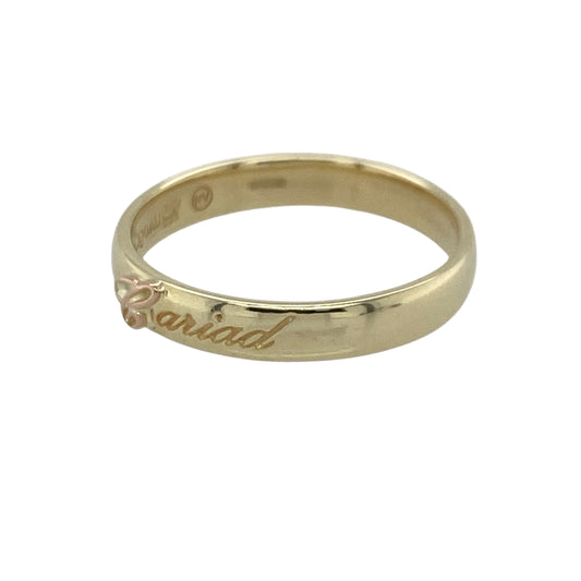 This pre-owned 9ct yellow and rose gold Clogau Cariad band ring is a timeless piece that beautifully showcases the elegance of Welsh gold.

Design: Featuring the iconic Clogau Cariad design, this elegant 3mm band combines polished 9-carat yellow gold with rare rose Welsh gold accents. Its simple yet meaningful style makes it perfect as an everyday ring or a thoughtful gift, symbolising love and Welsh heritage.
Material: Made from 9-carat yellow gold with rose Welsh gold detailing.