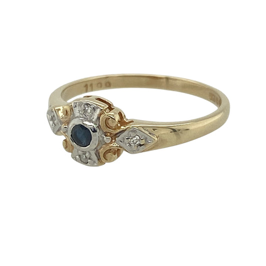This pre-owned 9ct yellow gold diamond and sapphire cluster ring is a delicate and elegant design, perfect for everyday wear.

Design: Featuring a round sapphire at the centre, surrounded by four sparkling diamonds in a classic cluster setting, this ring offers a timeless combination of rich blue colour and brilliant sparkle. Its refined proportions make it an ideal choice for both everyday wear and special occasions.
Material: Made from 9-carat yellow gold.