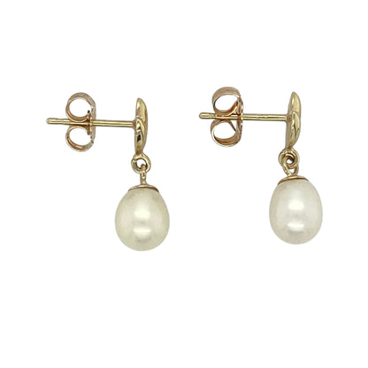 This pair of pre-owned 9ct yellow gold pearl drop earrings is a timeless classic, offering elegant simplicity for any occasion.

Design: Featuring beautifully suspended pearls, these elegant drop earrings have a graceful design that complements both everyday outfits and formal occasions. The warm yellow gold setting perfectly enhances the natural lustre of the pearls, creating a sophisticated and versatile look.
Material: Made from 9-carat yellow gold.