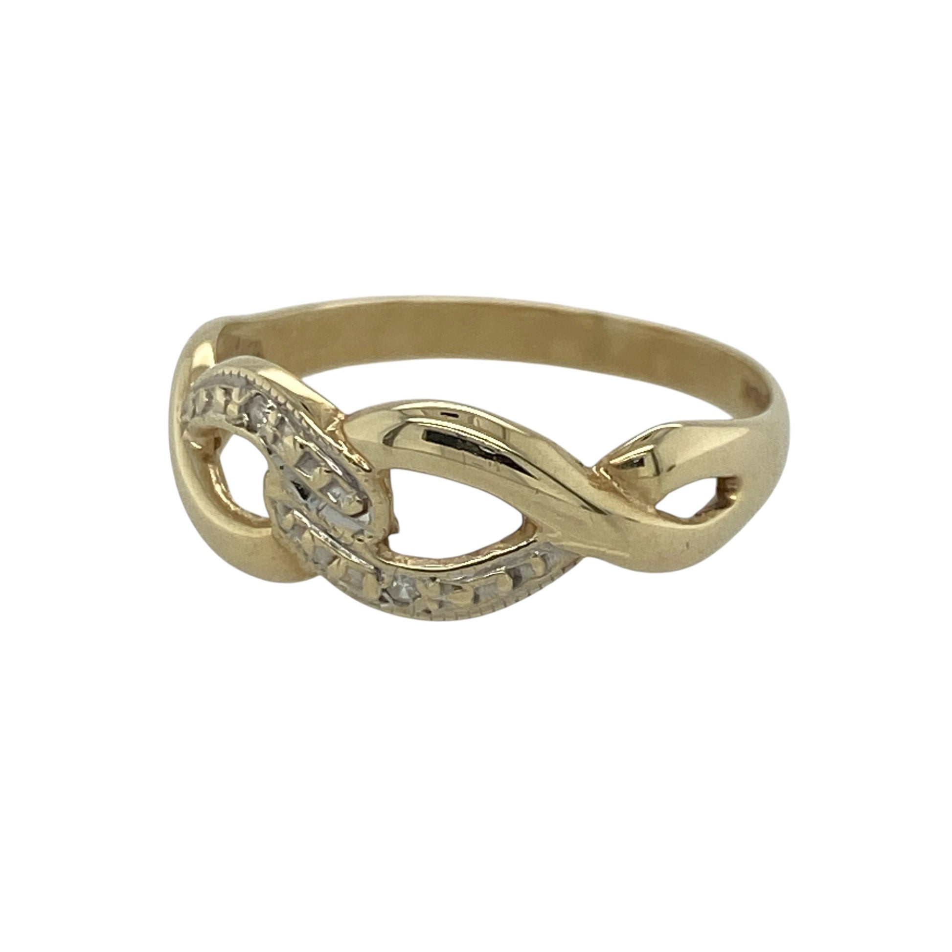 This pre-owned 9ct yellow and white gold diamond curb link ring is a distinctive two-tone design, combining the bold look of curb links with elegant diamond detail.

Design: Featuring a curb link inspired front measuring approximately 7mm wide, this stylish ring is crafted in contrasting yellow and white gold and finished with sparkling diamonds for added brilliance. Its contemporary design makes it a standout piece that is perfect for everyday wear or as a unique addition to any jewellery collection.