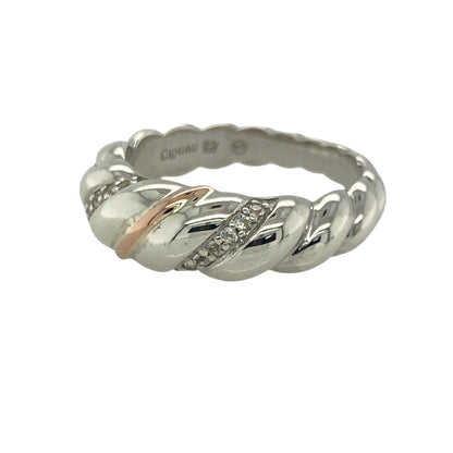 This pre-owned Clogau twist band ring is a beautiful sterling silver and 9ct rose gold design, finished with sparkling white topaz for an elegant two-tone look.

Design: Featuring a flowing twist band design, this Clogau ring combines polished sterling silver with signature 9ct rose gold detailing and sparkling white topaz stones. Measuring approximately 7mm wide across the front, the intertwined design creates a distinctive piece inspired by Welsh heritage.