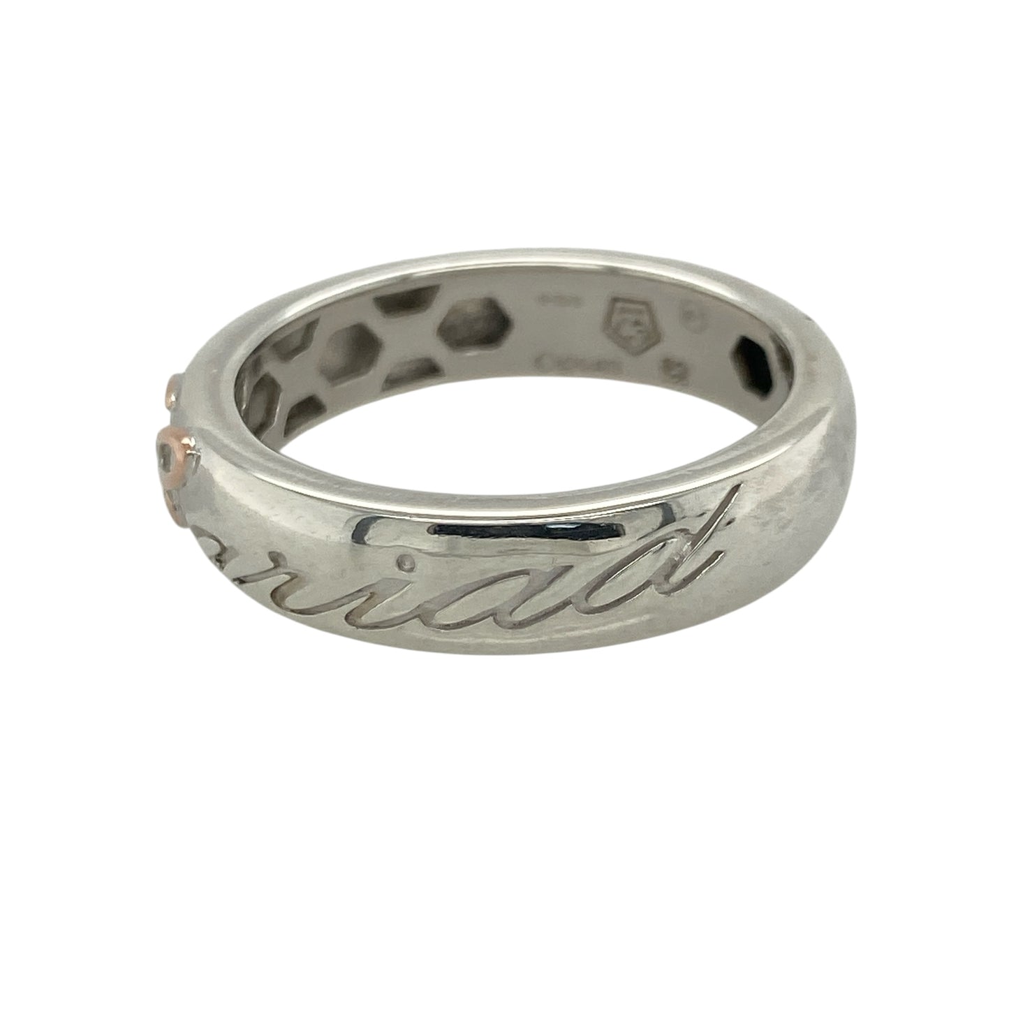 This pre-owned Clogau Cariad band ring is a beautiful sterling silver and 9ct rose gold design, combining classic styling with distinctive Welsh character.

Design: Featuring the elegant Clogau Cariad design, this band combines polished sterling silver with signature 9ct rose gold detailing for a timeless two-tone finish. Measuring approximately 6mm wide, the band has a substantial yet comfortable design that is perfect for everyday wear.