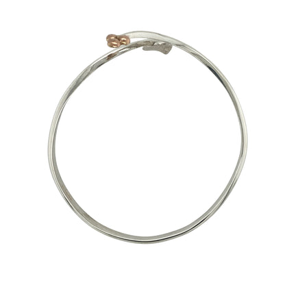 This pre-owned Clogau Tree of Life wrap around bangle is a beautiful sterling silver and 9ct rose gold design, featuring the iconic Tree of Life motif in an elegant open style.

Design: Featuring a stylish wrap around design decorated with Clogau’s distinctive Tree of Life detailing, this bangle combines polished sterling silver with signature 9ct rose gold accents for a timeless two-tone finish.