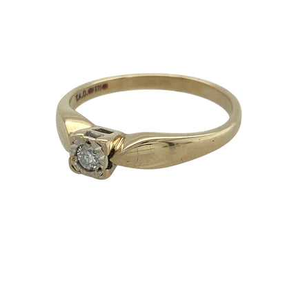 This pre-owned 9ct yellow gold diamond solitaire ring is a classic design, featuring a brilliant cut diamond in a distinctive square setting.

Design: Featuring a single brilliant cut diamond set within a square-shaped setting, this solitaire ring combines a traditional diamond design with a more structured finish.
Material: Made from 9-carat yellow gold.
Gemstone Detail: Brilliant cut diamond with approximately 0.10ct of diamond content.