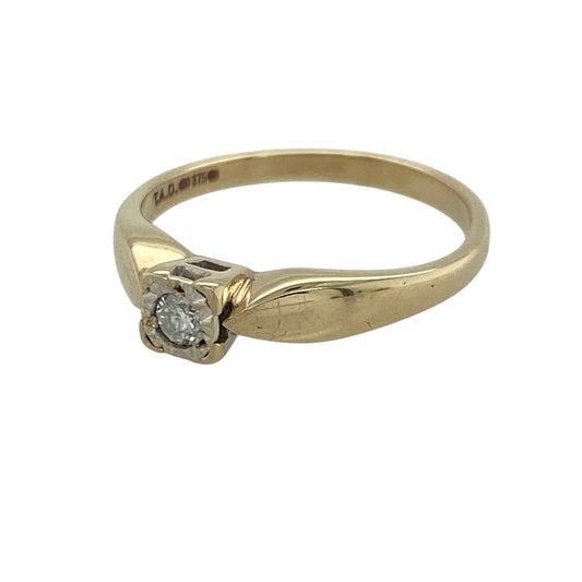 This pre-owned 9ct yellow gold diamond solitaire ring is a classic design, featuring a brilliant cut diamond in a distinctive square setting.

Design: Featuring a single brilliant cut diamond set within a square-shaped setting, this solitaire ring combines a traditional diamond design with a more structured finish.
Material: Made from 9-carat yellow gold.
Gemstone Detail: Brilliant cut diamond with approximately 0.10ct of diamond content.
