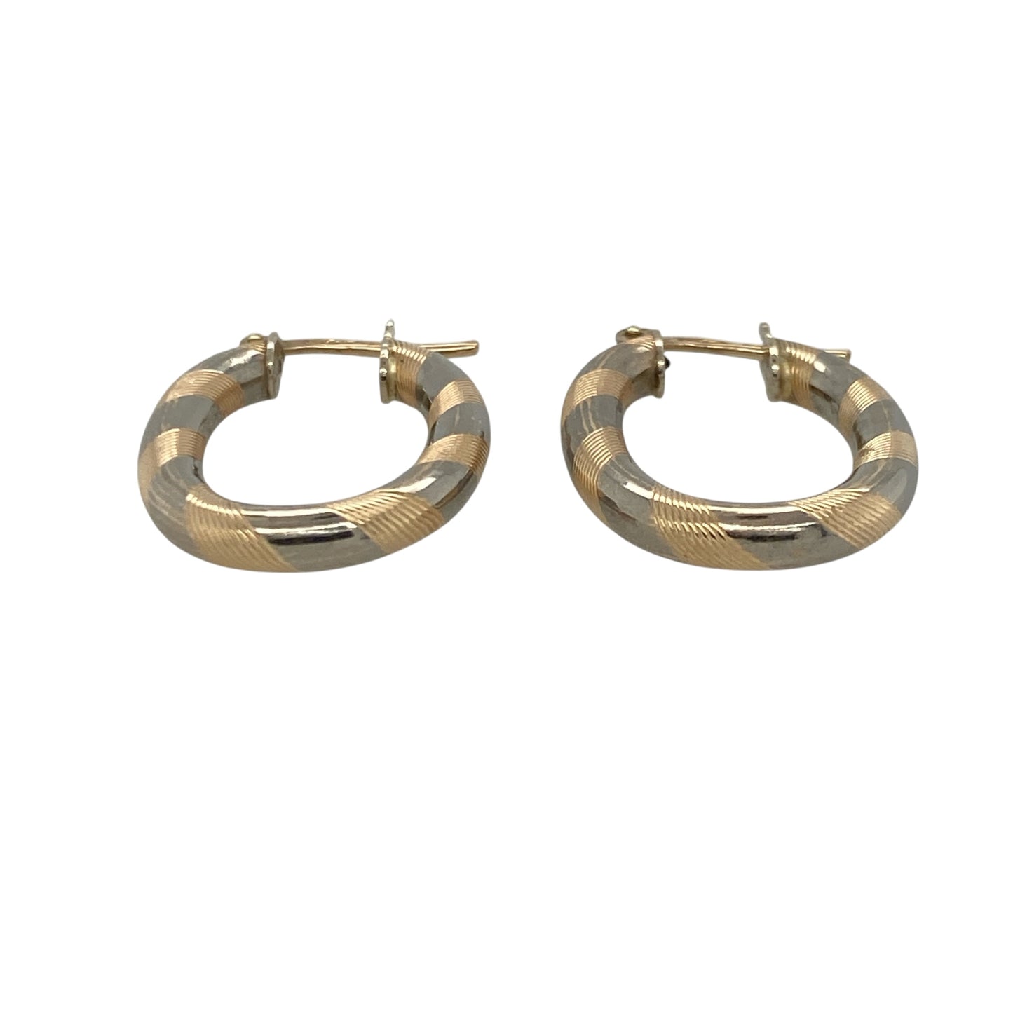 These pre-owned 9ct yellow and white gold striped oval creole earrings are a distinctive two-tone design, combining a classic creole style with decorative striped detailing.

Design: Featuring an oval creole shape with contrasting yellow and white gold stripes, these earrings offer a stylish two-tone finish with added patterned detail. Their versatile design makes them ideal for both everyday wear and special occasions.
Material: Made from 9-carat yellow and white gold.