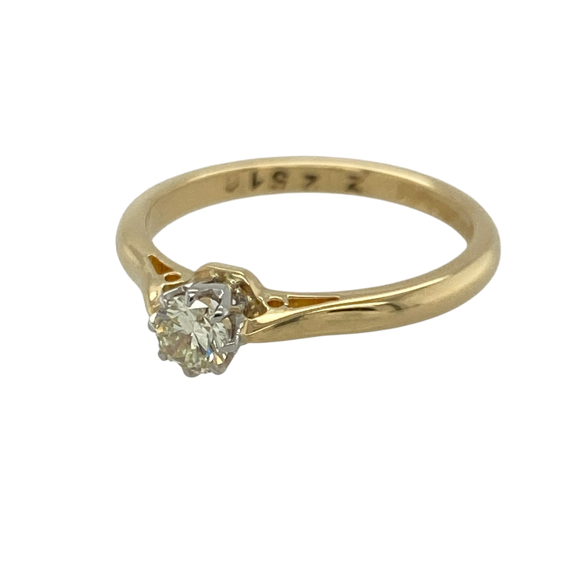 This pre-owned 18ct yellow gold diamond solitaire ring is a timeless design, featuring a brilliant cut diamond of approximately 0.25ct.

Design: Featuring a single brilliant cut diamond as the centrepiece, this classic solitaire ring combines a traditional setting with warm 18ct yellow gold for a timeless look.
Material: Made from 18-carat yellow gold.
Gemstone Detail: Brilliant cut diamond measuring approximately 0.25ct, with approximate SI clarity and M colour.