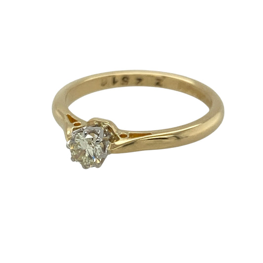 This pre-owned 18ct yellow gold diamond solitaire ring is a timeless design, featuring a brilliant cut diamond of approximately 0.25ct.

Design: Featuring a single brilliant cut diamond as the centrepiece, this classic solitaire ring combines a traditional setting with warm 18ct yellow gold for a timeless look.
Material: Made from 18-carat yellow gold.
Gemstone Detail: Brilliant cut diamond measuring approximately 0.25ct, with approximate SI clarity and M colour.