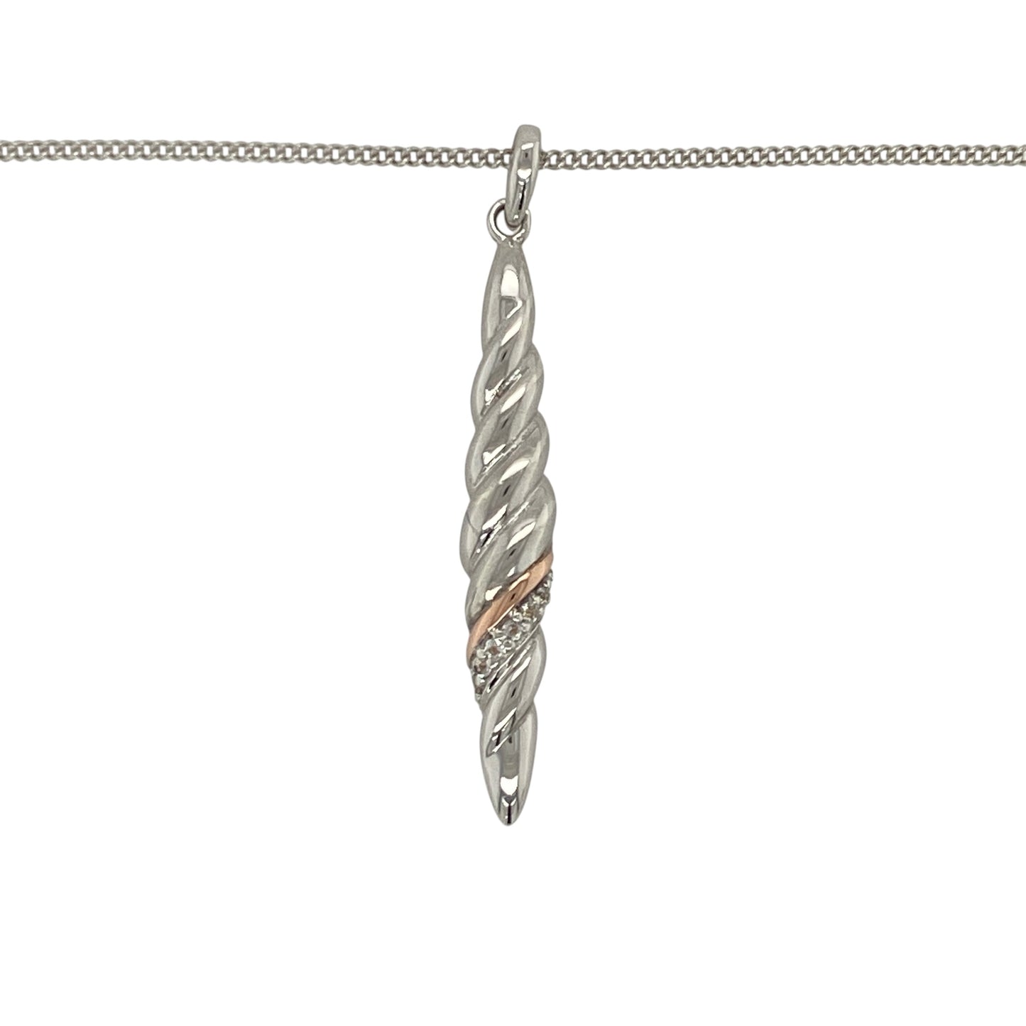 This pre-owned Clogau Lovers Twist pendant necklace is an elegant two-tone design, combining 925 silver with 9ct rose gold and white topaz detailing.

Design: Featuring Clogau's Lovers Twist design, this pendant combines intertwining silver and contrasting rose gold detailing with white topaz stones and is suspended from an adjustable Clogau curb chain.
Material: Made from 925 silver with 9-carat rose gold detailing.
Gemstone Detail: Set with white topaz.
