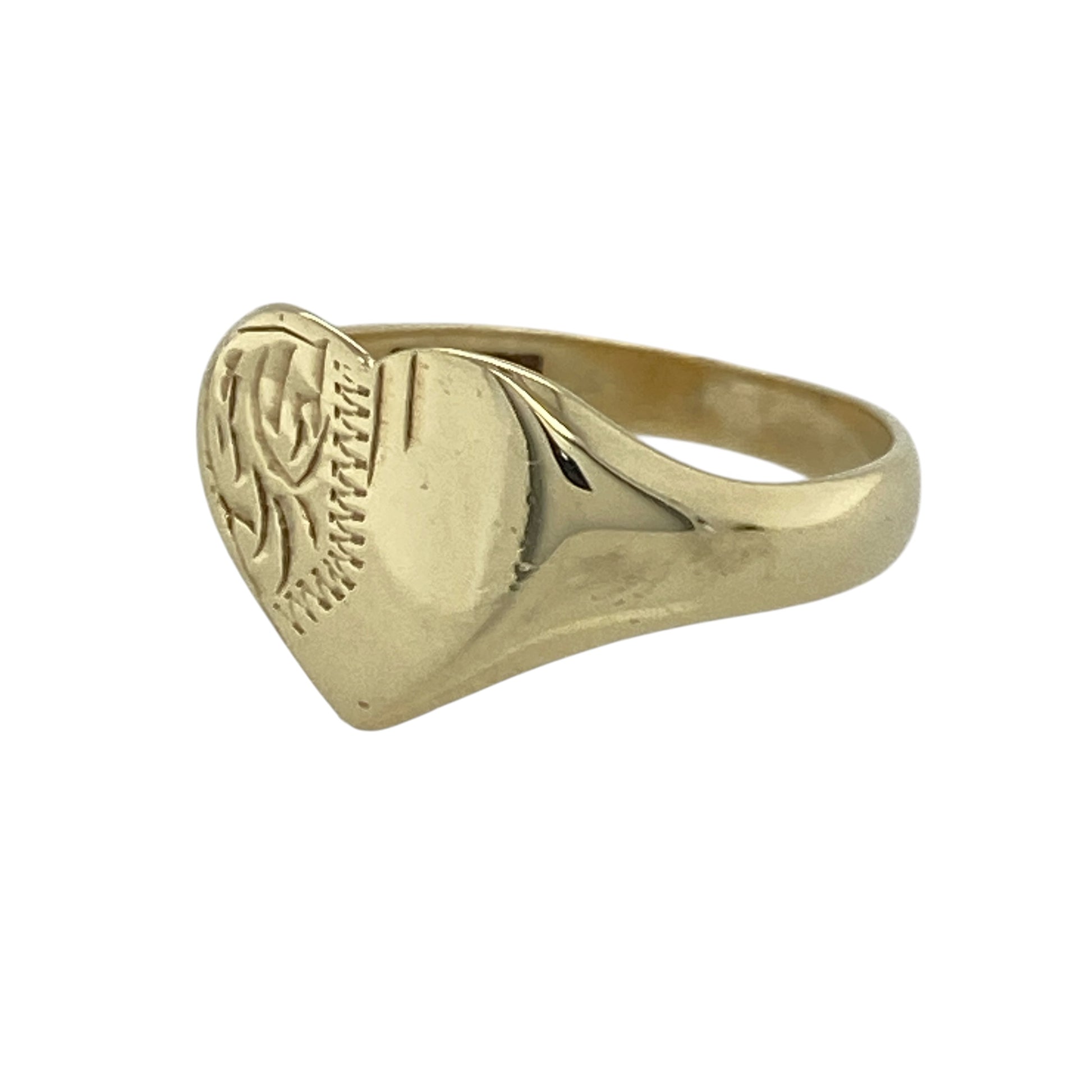 This pre-owned 9ct yellow gold patterned heart signet ring is a delicate design, featuring a heart-shaped front with decorative detailing.

Design: Featuring a patterned heart-shaped signet front, this ring combines a romantic design with the warm finish of 9ct yellow gold.
Material: Made from 9-carat yellow gold.
Ring Detail: Heart-shaped signet front measuring approximately 9mm high.
Size & Weight: Ring size H. Total weight 1.60 grams.