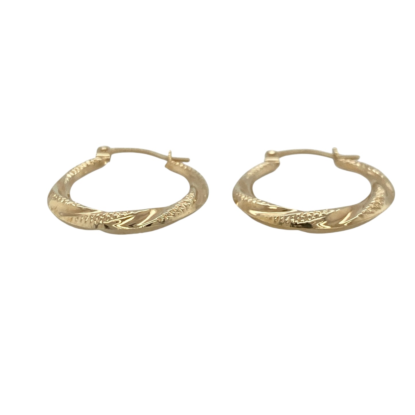 These pre-owned 9ct yellow gold patterned twisted hoop creole earrings are a lightweight design, combining twisted shaping with decorative detailing.

Design: Featuring a twisted hoop shape with patterned detailing, these creole earrings have a distinctive finish that complements the warm tone of the yellow gold.
Material: Made from 9-carat yellow gold.
Earring Detail: Patterned twisted hoop creole design.
Size & Weight: Total weight 0.60 grams.