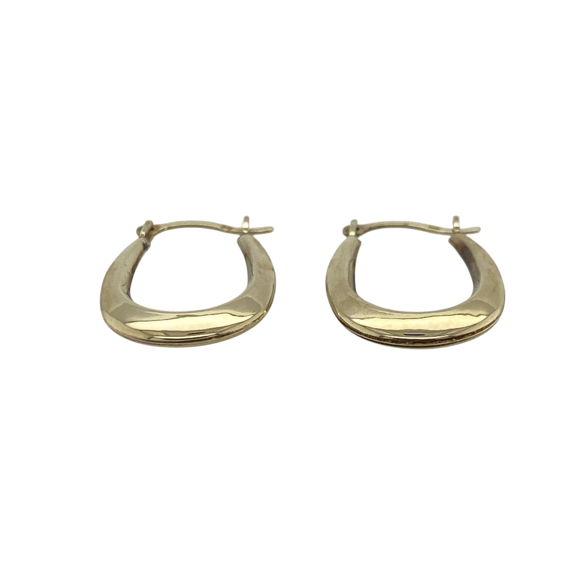 These pre-owned 9ct yellow gold plain oval creole earrings are a simple and versatile design, featuring a classic oval shape.

Design: Featuring a plain oval creole design, these earrings have a clean finish that highlights the warm tone of the yellow gold.
Material: Made from 9-carat yellow gold.
Earring Detail: Plain oval creole design.
Size & Weight: Total weight 0.50 grams.

A classic pair of pre-owned 9ct yellow gold oval creole earrings, perfect for lightweight everyday wear.