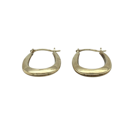 These pre-owned 9ct yellow gold plain oval creole earrings are a simple and versatile design, featuring a classic oval shape.

Design: Featuring a plain oval creole design, these earrings have a clean finish that highlights the warm tone of the yellow gold.
Material: Made from 9-carat yellow gold.
Earring Detail: Plain oval creole design.
Size & Weight: Total weight 0.50 grams.

A classic pair of pre-owned 9ct yellow gold oval creole earrings, perfect for lightweight everyday wear.