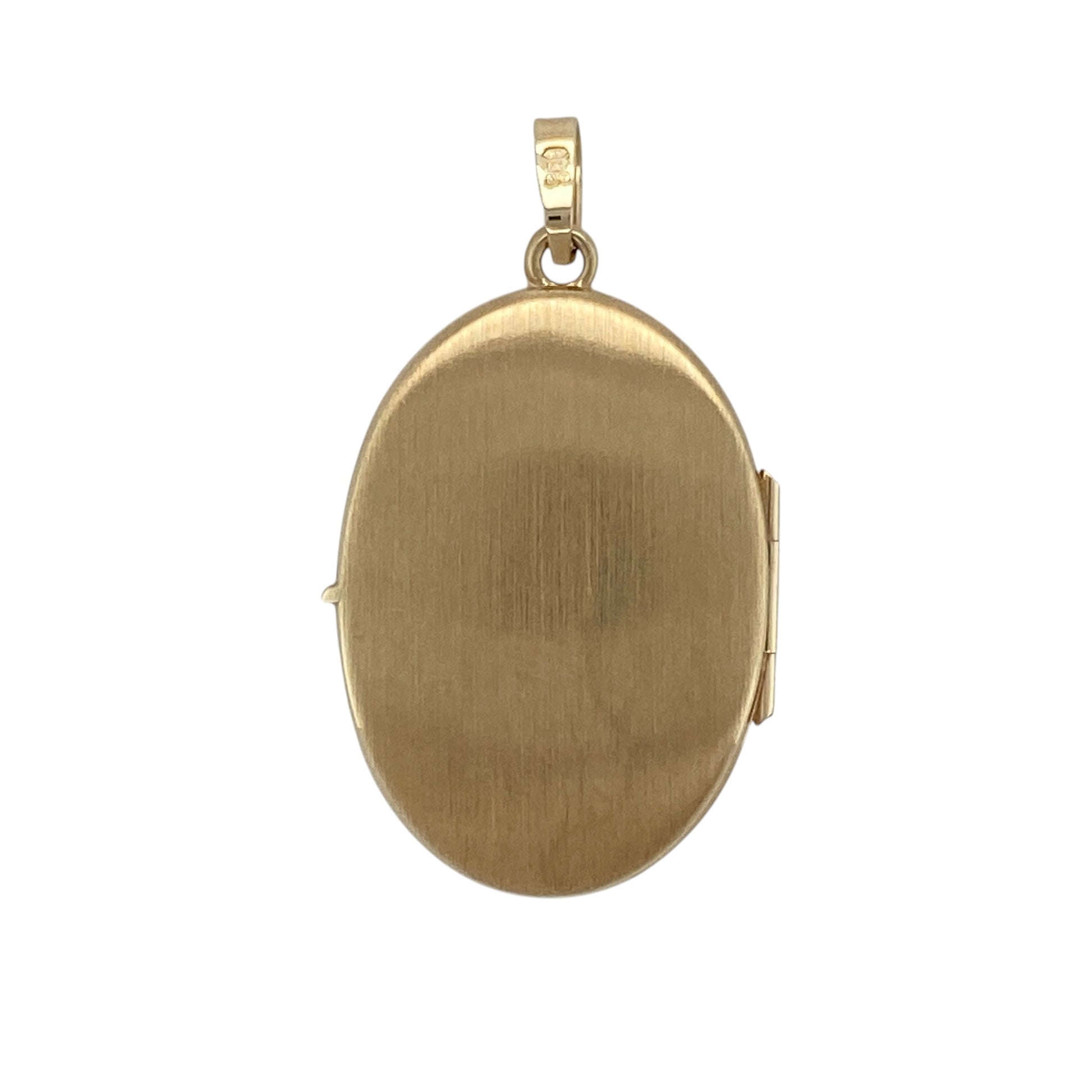 This pre-owned 9ct yellow gold oval locket is a decorative design, featuring two birds surrounded by floral detailing.

Design: Featuring an oval shape with a two birds and flower design, this locket combines nature-inspired detailing with the warm finish of 9ct yellow gold.
Material: Made from 9-carat yellow gold.
Locket Detail: Oval locket featuring two birds and a flower design with a bail measuring approximately 4mm by 2mm.
Size & Weight: Total weight 3.30 grams.