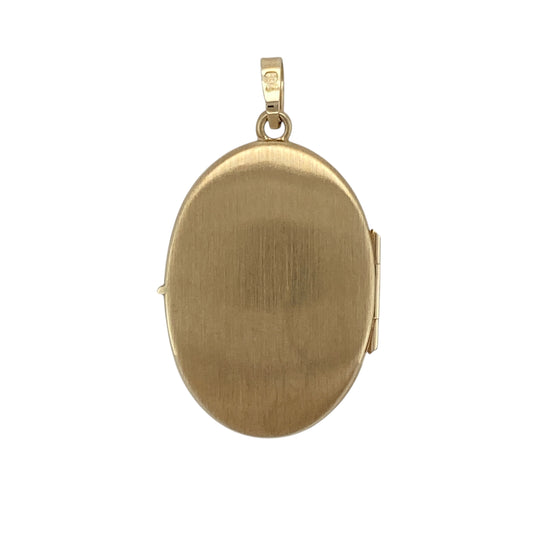 This pre-owned 9ct yellow gold oval locket is a decorative design, featuring two birds surrounded by floral detailing.

Design: Featuring an oval shape with a two birds and flower design, this locket combines nature-inspired detailing with the warm finish of 9ct yellow gold.
Material: Made from 9-carat yellow gold.
Locket Detail: Oval locket featuring two birds and a flower design with a bail measuring approximately 4mm by 2mm.
Size & Weight: Total weight 3.30 grams.
