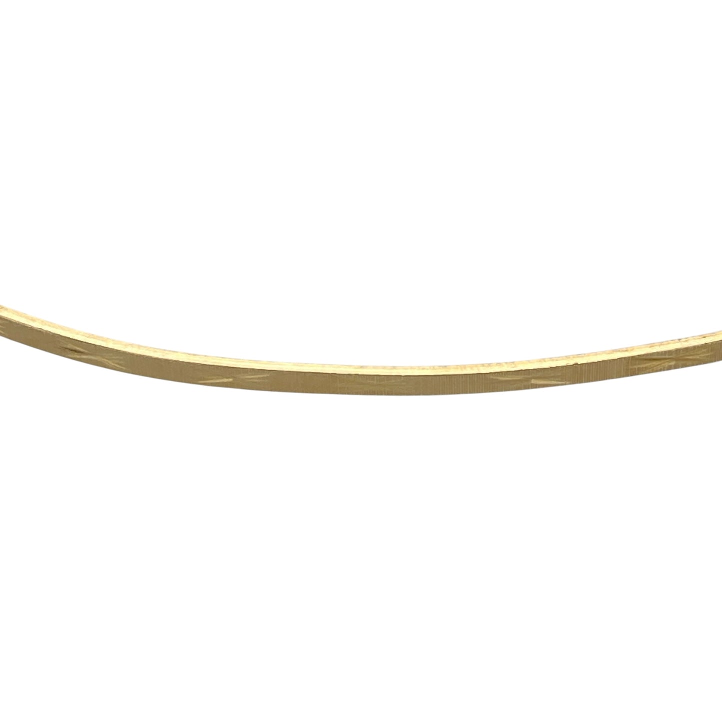 This pre-owned 9ct yellow solid gold patterned bangle is a delicate design, featuring decorative detailing around the slim band.

Design: Featuring a slim bangle design with patterned detailing, this piece has a classic decorative finish in warm 9ct yellow gold.
Material: Made from solid 9-carat yellow gold.
Bangle Detail: Bangle measures approximately 1mm wide with a diameter of approximately 6.5cm.
Size & Weight: Approximately 6.5cm in diameter. Total weight 1.60 grams.