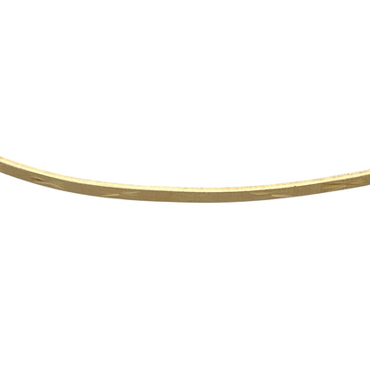This pre-owned 9ct yellow solid gold patterned bangle is a delicate design, featuring decorative detailing around the slim band.

Design: Featuring a slim bangle design with patterned detailing, this piece has a classic decorative finish in warm 9ct yellow gold.
Material: Made from solid 9-carat yellow gold.
Bangle Detail: Bangle measures approximately 1mm wide with a diameter of approximately 6.5cm.
Size & Weight: Approximately 6.5cm in diameter. Total weight 1.60 grams.