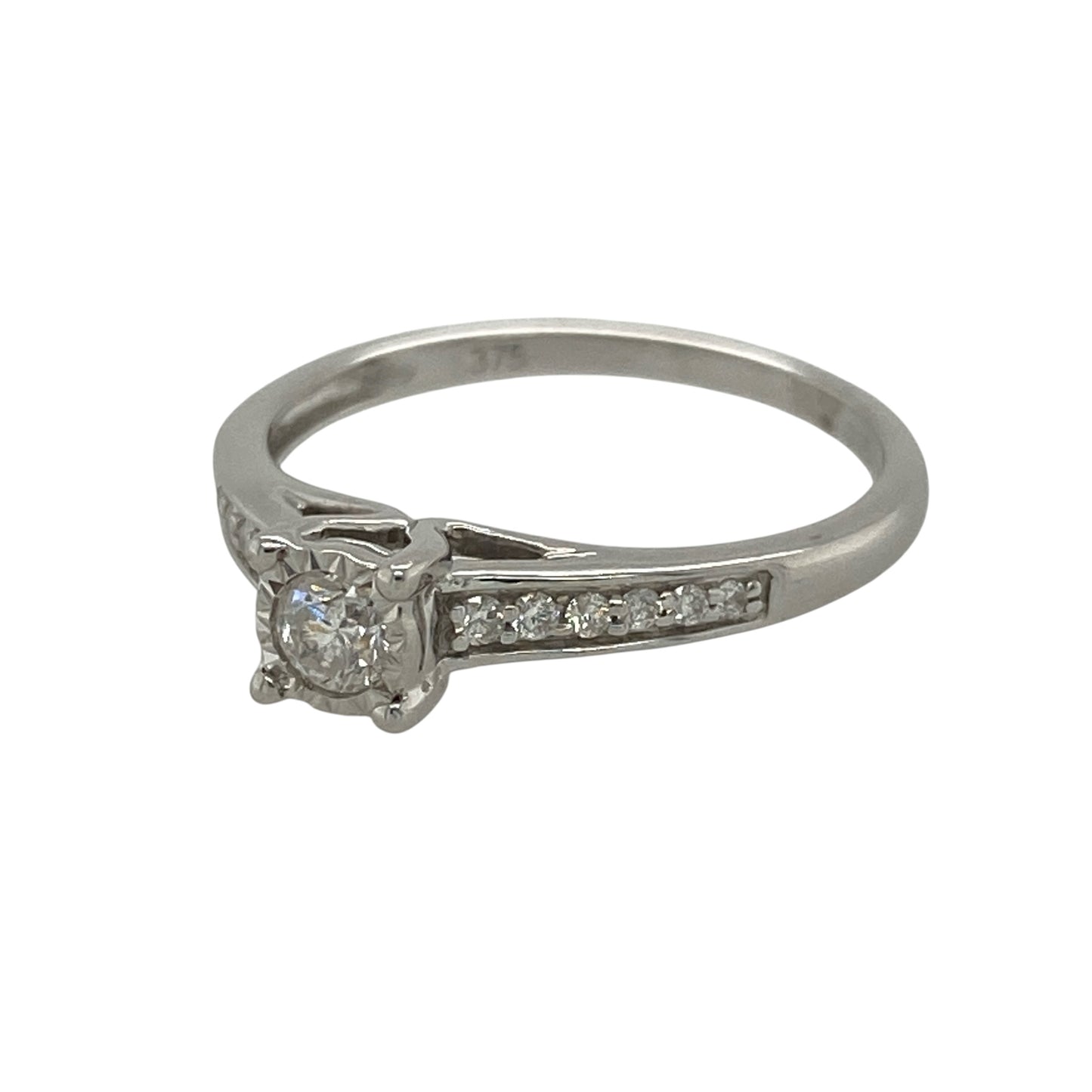 This pre-owned 9ct white gold diamond illusion set solitaire ring is an elegant design, featuring an illusion set centre with additional diamonds along the shoulders.

Design: Featuring an illusion set solitaire-style centre with diamond set shoulders, this ring creates a detailed diamond look finished in 9ct white gold.
Material: Made from 9-carat white gold.
Gemstone Detail: Approximately 0.25ct of diamond content set in total, including the centre and shoulder diamonds.