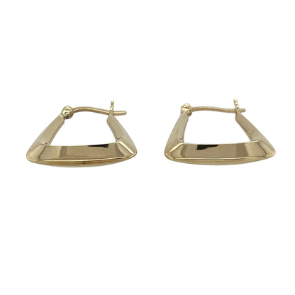 These pre-owned 9ct yellow gold handbag creole earrings are a distinctive design, featuring a curved handbag-style shape.

Design: Featuring a handbag-style creole design, these earrings have a distinctive curved profile finished in warm 9ct yellow gold.
Material: Made from 9-carat yellow gold.
Earring Detail: Handbag-style creole earring design.
Size & Weight: Total weight 1.50 grams.