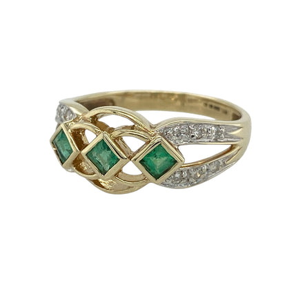 This pre-owned 9ct yellow gold diamond and emerald band ring is a classic gemstone design, featuring three square emeralds with diamond set shoulders.

Design: Featuring three square emeralds set across the front with diamonds along the shoulders, this ring combines rich green tones with the warm finish of 9ct yellow gold.
Material: Made from 9-carat yellow gold.
Gemstone Detail: Three square emeralds each measuring approximately 3mm by 3mm, with diamonds set on the shoulders.