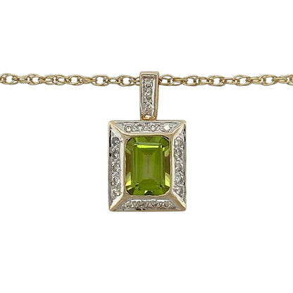 This pre-owned 9ct yellow gold diamond and peridot rectangle pendant necklace is a colourful gemstone design, featuring a rectangular peridot with diamond detailing.

Design: Featuring a rectangular peridot with diamond detailing, this pendant is suspended from an 18-inch Prince of Wales chain and finished in warm 9ct yellow gold.
Material: Made from 9-carat yellow gold.
Gemstone Detail: Rectangular peridot stone measuring approximately 8mm by 6mm with diamond detailing.