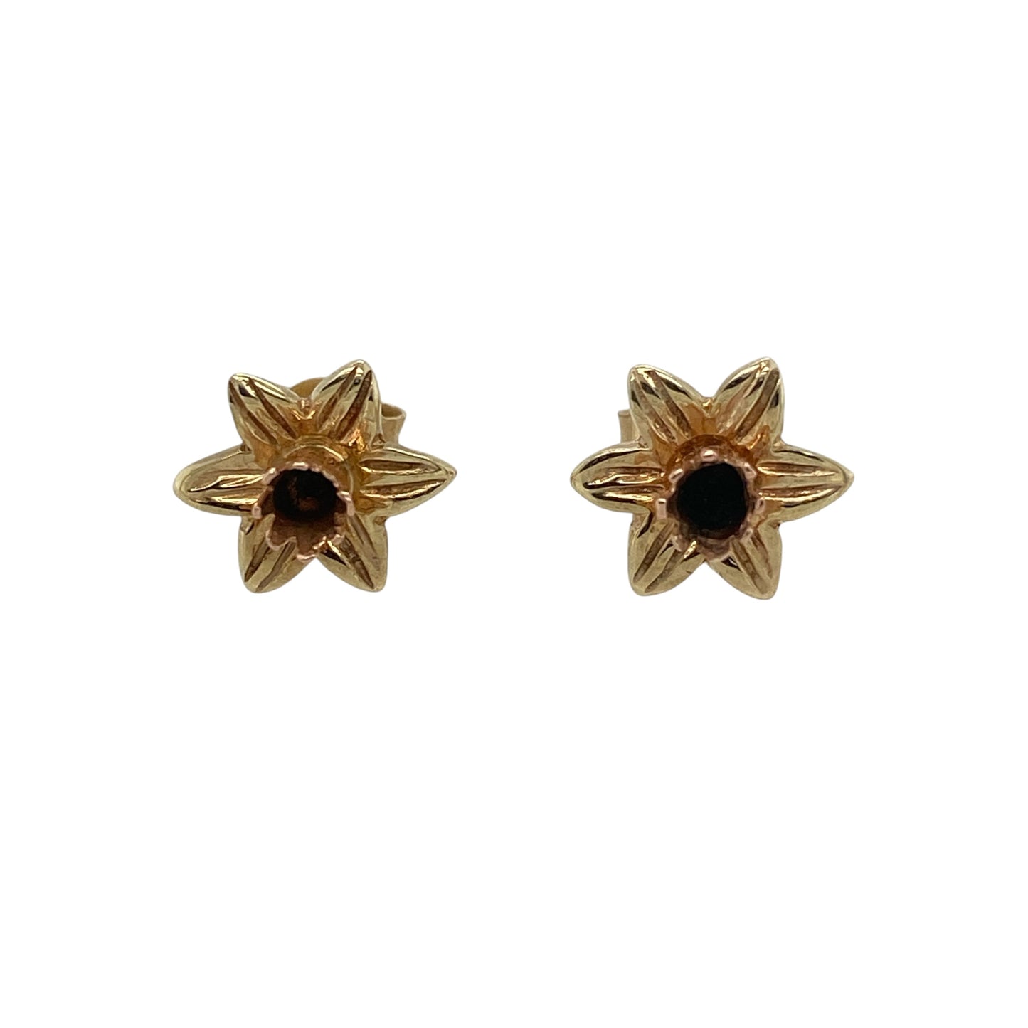 These pre-owned 9ct yellow and rose gold Clogau daffodil stud earrings are a distinctive Welsh-inspired design, featuring the iconic daffodil motif.

Design: Featuring a detailed daffodil design in contrasting yellow and rose gold, these Clogau stud earrings celebrate a classic Welsh symbol.
Material: Made from 9-carat yellow and rose gold.
Earring Detail: Clogau daffodil stud earring design.
Size & Weight: Total weight 1.30 grams.
