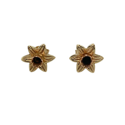 These pre-owned 9ct yellow and rose gold Clogau daffodil stud earrings are a distinctive Welsh-inspired design, featuring the iconic daffodil motif.

Design: Featuring a detailed daffodil design in contrasting yellow and rose gold, these Clogau stud earrings celebrate a classic Welsh symbol.
Material: Made from 9-carat yellow and rose gold.
Earring Detail: Clogau daffodil stud earring design.
Size & Weight: Total weight 1.30 grams.