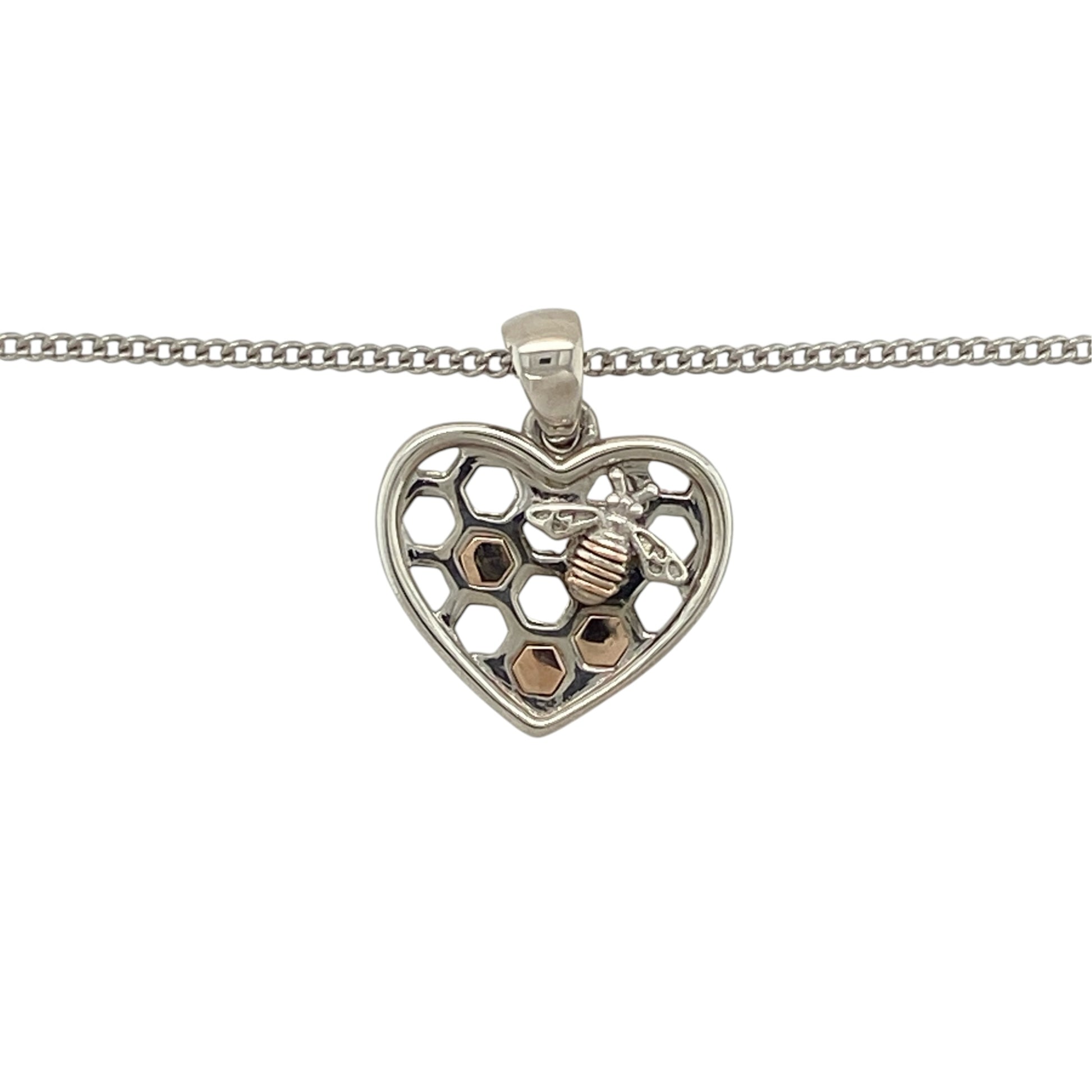 This pre-owned Clogau Heart Honeybee pendant necklace is a charming two-tone design, combining 925 silver with signature 9ct rose gold detailing.

Design: Featuring a heart-shaped pendant with a decorative honeybee design, this Clogau necklace combines polished silver with contrasting rose gold detailing on an adjustable curb chain.
Material: Made from 925 sterling silver with 9-carat rose gold detailing.
Pendant Detail: Heart Honeybee pendant measures approximately 2cm long including the bail.