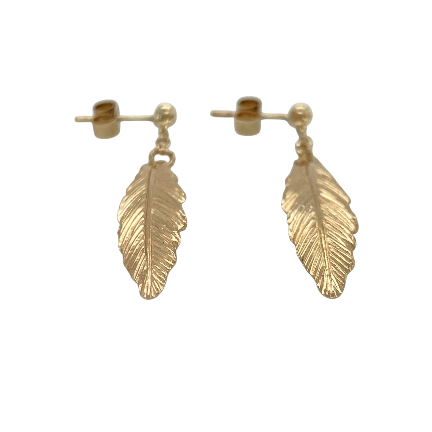 These pre-owned 9ct yellow gold feather drop earrings are a decorative design, featuring elongated feather-shaped drops with detailed styling.

Design: Featuring a feather-shaped drop design, these earrings have an elongated decorative finish in warm 9ct yellow gold.
Material: Made from 9-carat yellow gold.
Earring Detail: Feather drop earrings measuring approximately 4.4cm long.
Size & Weight: Total weight 1.30 grams.