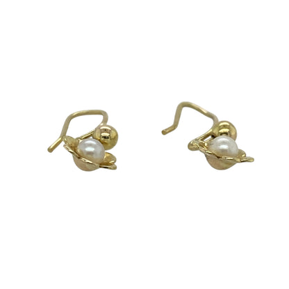 These pre-owned 9ct yellow gold pearl flower drop earrings are a delicate floral design, featuring round pearls complemented by the warm tone of yellow gold.

Design: Featuring a decorative flower-shaped drop design with pearl detailing, these earrings have a delicate floral finish in warm 9ct yellow gold.
Material: Made from 9-carat yellow gold.
Gemstone Detail: Pearls each measuring approximately 3mm in diameter.
Earring Detail: Pearl flower drop earring design.
Size & Weight: Total weight 0.60 grams.