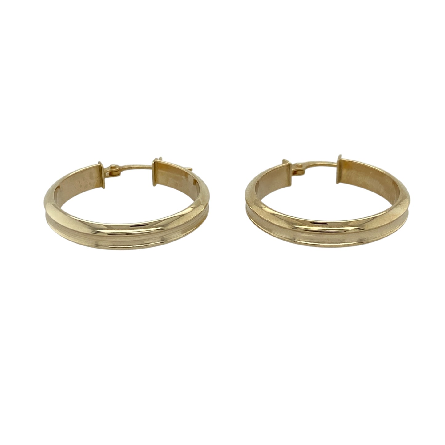 These pre-owned 9ct yellow gold ridged hoop creole earrings are a classic design, featuring decorative ridged detailing throughout.

Design: Featuring a hoop creole design with ridged detailing, these earrings have a decorative textured finish in warm 9ct yellow gold.
Material: Made from 9-carat yellow gold.
Earring Detail: Ridged hoop creole earring design.
Size & Weight: Total weight 1.40 grams.