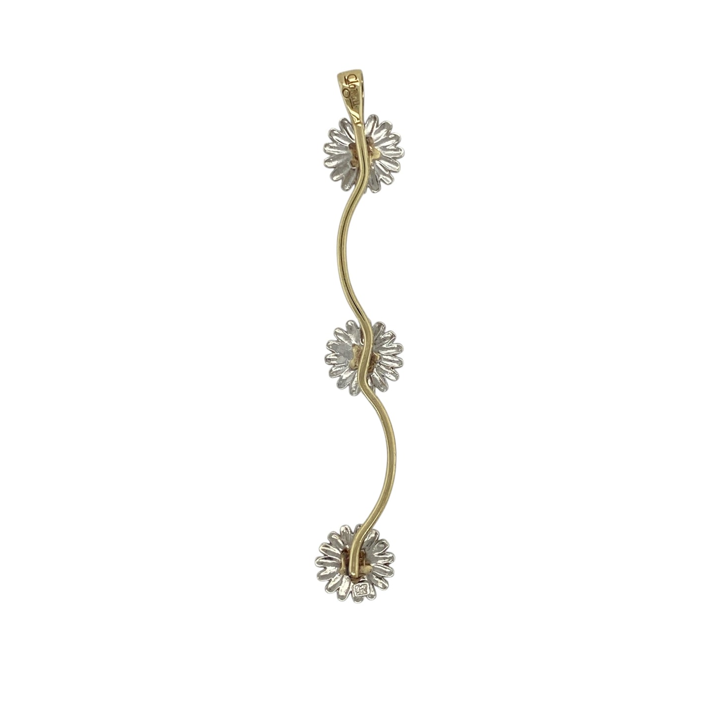 This pre-owned 9ct yellow and white gold three daisy long drop pendant is a decorative floral design, featuring three daisy motifs in contrasting gold tones.

Design: Featuring three daisy motifs arranged in a long drop design, this pendant combines warm yellow gold with contrasting white gold detailing.
Material: Made from 9-carat yellow and white gold.
Pendant Detail: Three daisy long drop design with a bail measuring approximately 4mm by 2mm.
Size & Weight: Total weight 3.30 grams.