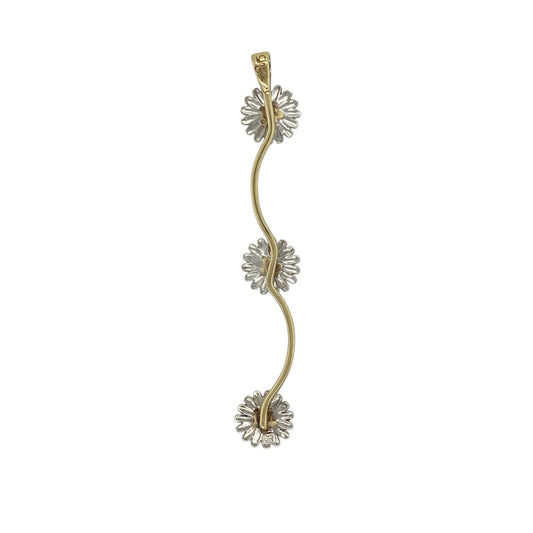 This pre-owned 9ct yellow and white gold three daisy long drop pendant is a decorative floral design, featuring three daisy motifs in contrasting gold tones.

Design: Featuring three daisy motifs arranged in a long drop design, this pendant combines warm yellow gold with contrasting white gold detailing.
Material: Made from 9-carat yellow and white gold.
Pendant Detail: Three daisy long drop design with a bail measuring approximately 4mm by 2mm.
Size & Weight: Total weight 3.30 grams.