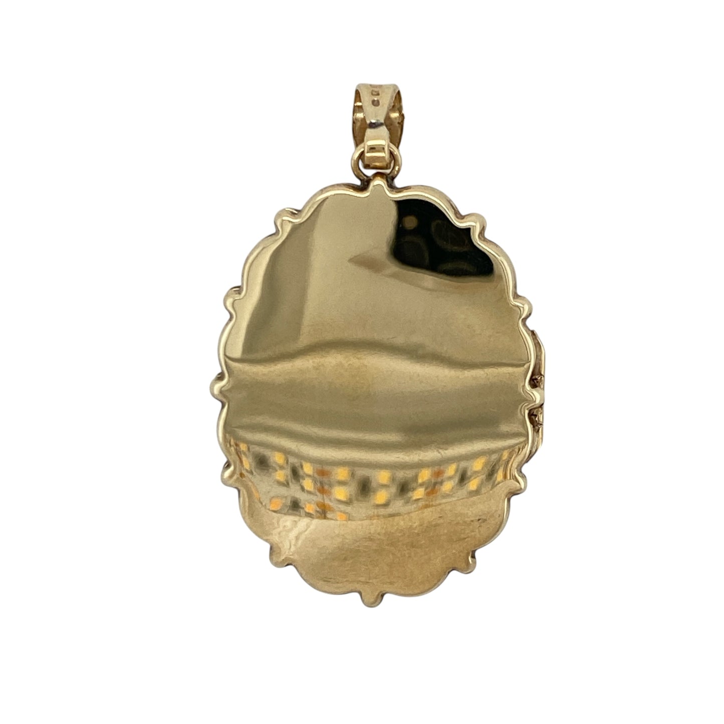 This pre-owned 9ct Welsh yellow and rose gold Three Feathers oval locket is a substantial statement design, featuring traditional Welsh detailing with a decorative scalloped edge.

Design: Featuring the Welsh Three Feathers emblem with patterned detailing and a scalloped edge, this large oval locket combines yellow and rose gold for a distinctive two-tone finish.
Material: Made from 9-carat yellow and rose gold.