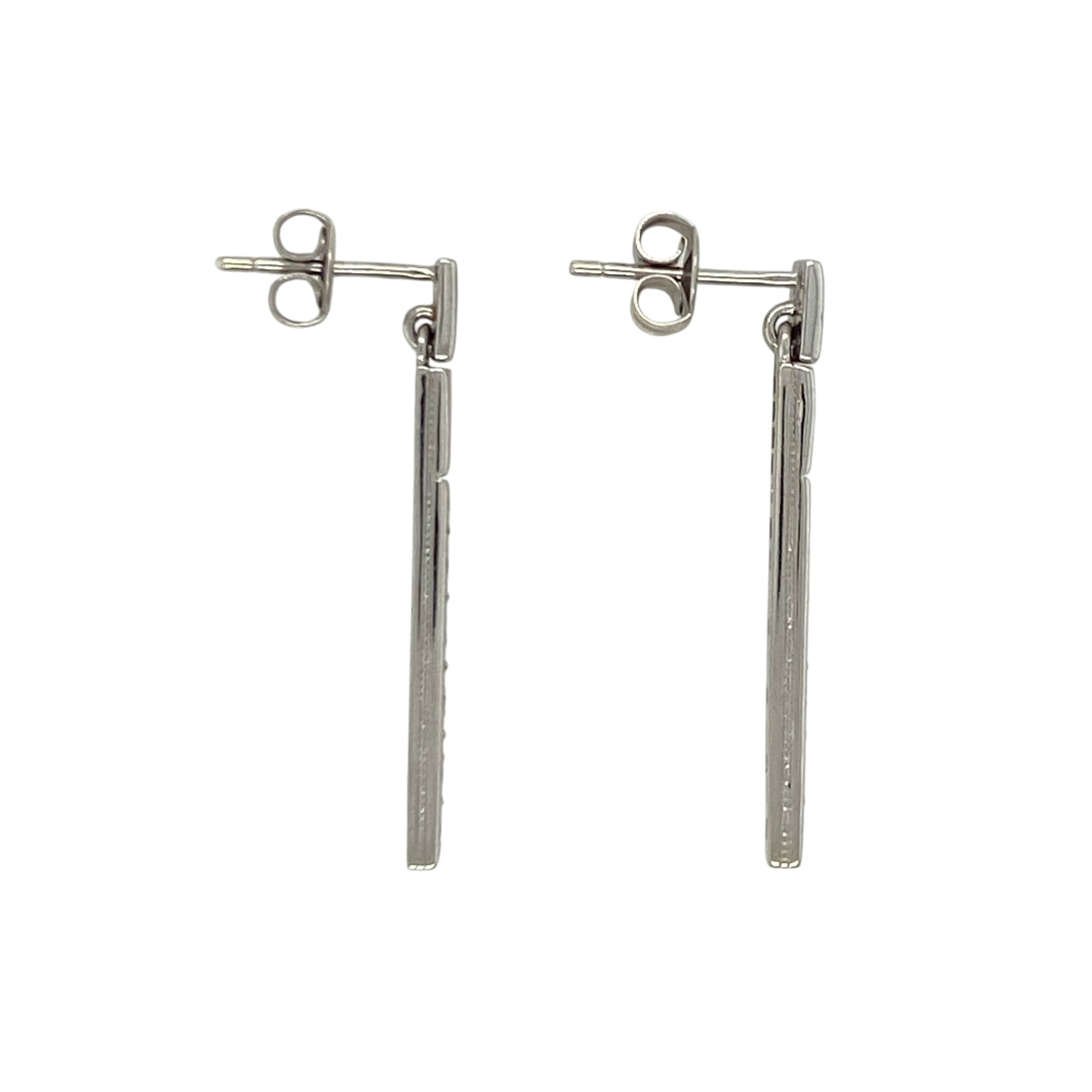 These pre-owned 9ct white gold diamond bar drop earrings are a sleek and elegant design, featuring diamond detailing in a modern drop style.

Design: Featuring a bar-shaped drop design with diamond detailing, these earrings have a sleek finish in 9ct white gold.
Material: Made from 9-carat white gold.
Gemstone Detail: Set with diamonds.
Earring Detail: Bar-style drop earring design.
Size & Weight: Total weight 3.40 grams.