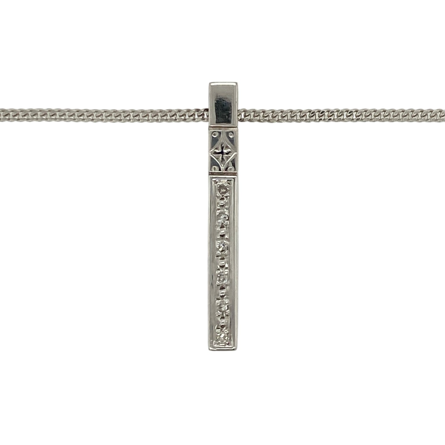 This pre-owned 9ct white gold diamond bar drop pendant necklace is a sleek design, featuring diamond detailing in an elongated bar style.

Design: Featuring a bar-shaped drop pendant with diamond detailing, this necklace has a sleek finish in 9ct white gold and is suspended from an 18-inch curb chain.
Material: Made from 9-carat white gold.
Gemstone Detail: Set with diamonds.
Pendant Detail: Bar drop pendant measures approximately 3.1cm long.
