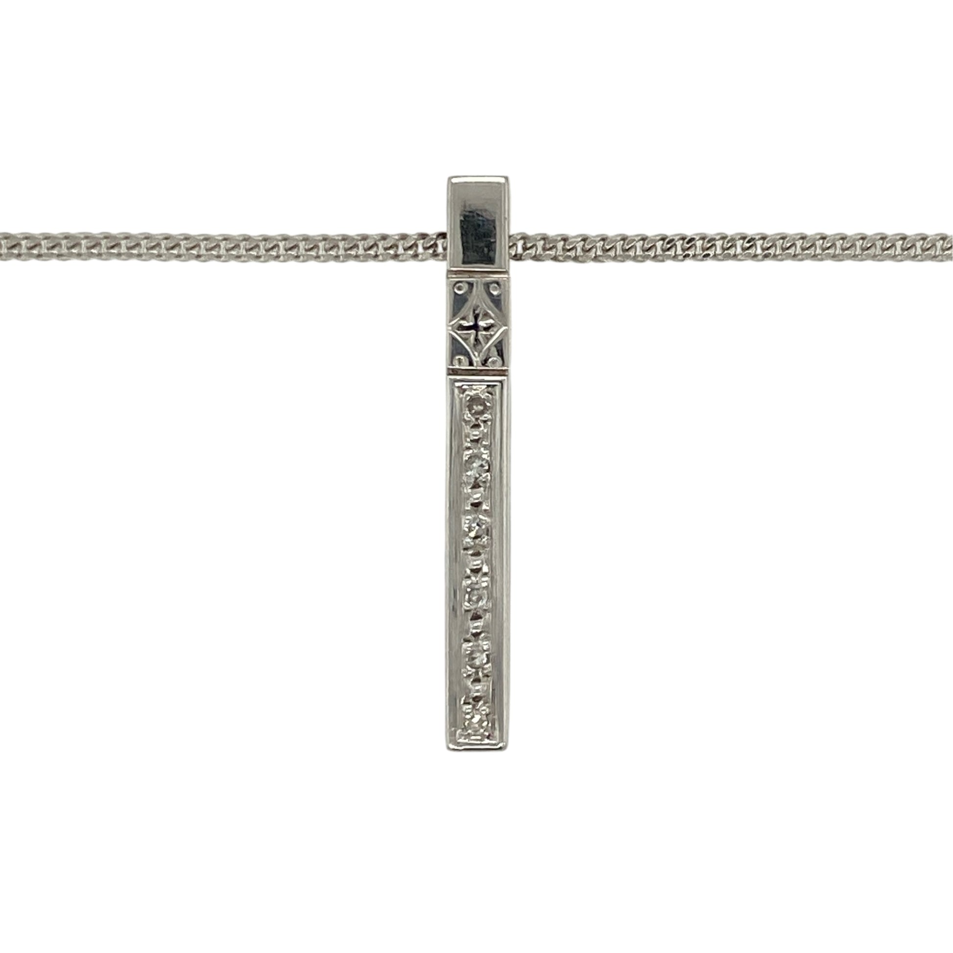 This pre-owned 9ct white gold diamond bar drop pendant necklace is a sleek design, featuring diamond detailing in an elongated bar style.

Design: Featuring a bar-shaped drop pendant with diamond detailing, this necklace has a sleek finish in 9ct white gold and is suspended from an 18-inch curb chain.
Material: Made from 9-carat white gold.
Gemstone Detail: Set with diamonds.
Pendant Detail: Bar drop pendant measures approximately 3.1cm long.
