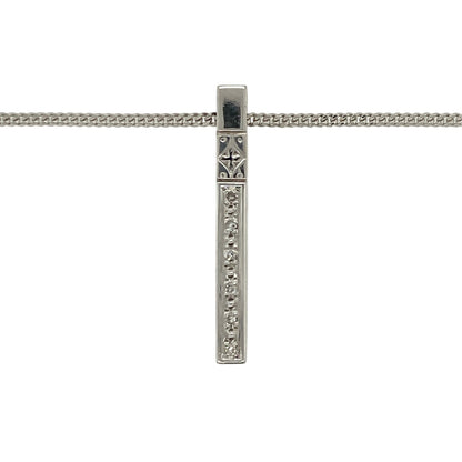 This pre-owned 9ct white gold diamond bar drop pendant necklace is a sleek design, featuring diamond detailing in an elongated bar style.

Design: Featuring a bar-shaped drop pendant with diamond detailing, this necklace has a sleek finish in 9ct white gold and is suspended from an 18-inch curb chain.
Material: Made from 9-carat white gold.
Gemstone Detail: Set with diamonds.
Pendant Detail: Bar drop pendant measures approximately 3.1cm long.