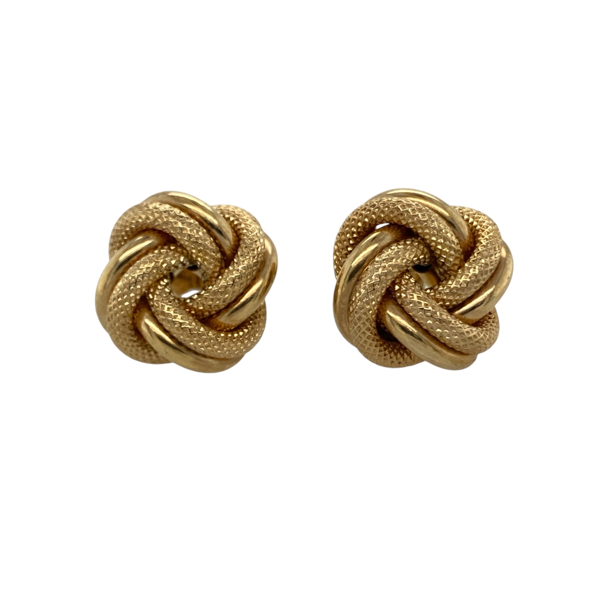 These pre-owned 9ct yellow gold patterned knot stud earrings are a classic decorative design, featuring an interwoven knot-style pattern.

Design: Featuring a patterned knot design, these stud earrings have an interwoven decorative finish in warm 9ct yellow gold.
Material: Made from 9-carat yellow gold.
Earring Detail: Knot stud earrings measuring approximately 14mm.
Size & Weight: Total weight 2.80 grams.