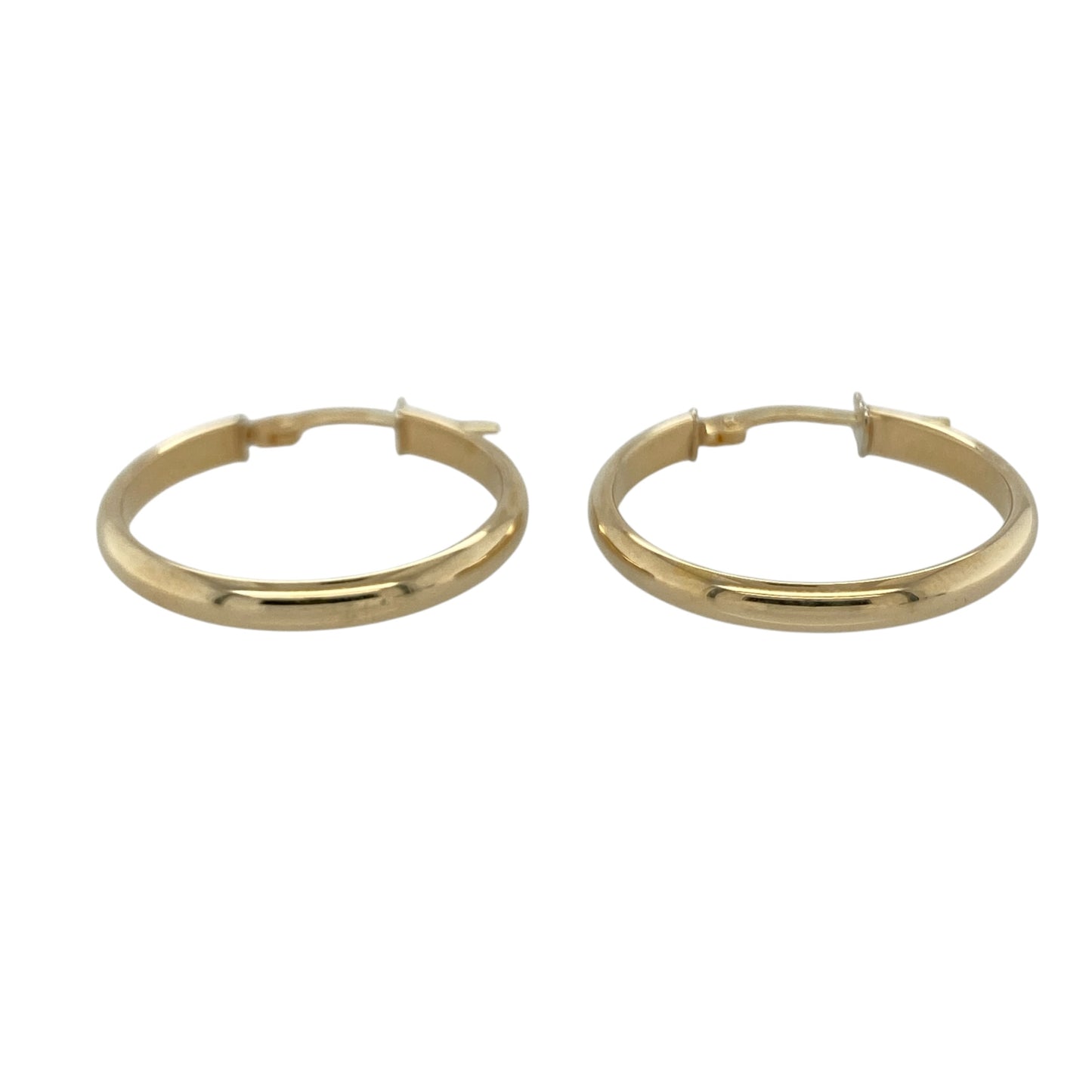 These pre-owned 9ct yellow gold plain hoop creole earrings are a simple and classic design, perfect for everyday wear.

Design: Featuring a traditional plain hoop creole design, these earrings have a simple polished finish in warm 9ct yellow gold.
Material: Made from 9-carat yellow gold.
Earring Detail: Plain hoop creole earring design.
Size & Weight: Total weight 1.30 grams.