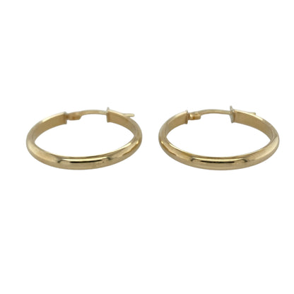 These pre-owned 9ct yellow gold plain hoop creole earrings are a simple and classic design, perfect for everyday wear.

Design: Featuring a traditional plain hoop creole design, these earrings have a simple polished finish in warm 9ct yellow gold.
Material: Made from 9-carat yellow gold.
Earring Detail: Plain hoop creole earring design.
Size & Weight: Total weight 1.30 grams.