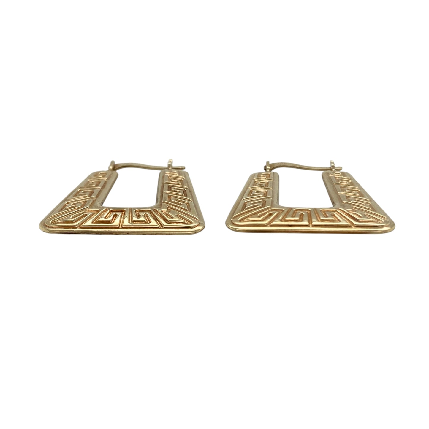 These pre-owned 9ct yellow gold Greek Key patterned handbag creole earrings are a distinctive design, featuring decorative patterned detailing.

Design: Featuring a handbag creole shape with a traditional Greek Key pattern, these earrings have a decorative finish in warm 9ct yellow gold.
Material: Made from 9-carat yellow gold.
Earring Detail: Greek Key patterned handbag creole earring design.
Size & Weight: Total weight 1.60 grams.