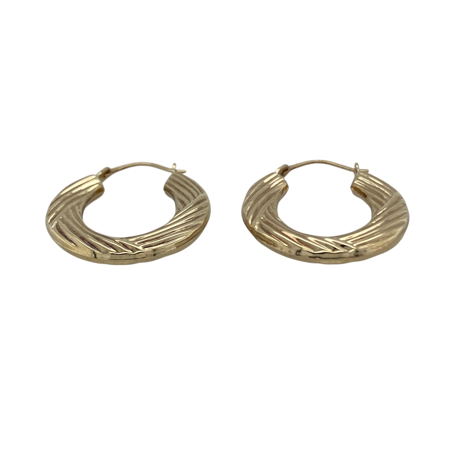 These pre-owned 9ct yellow gold textured oval creole earrings are a classic design, featuring decorative textured detailing.

Design: Featuring an oval creole shape with textured detailing, these earrings have a decorative finish in warm 9ct yellow gold.
Material: Made from 9-carat yellow gold.
Earring Detail: Textured oval creole earring design.
Size & Weight: Total weight 1.20 grams.