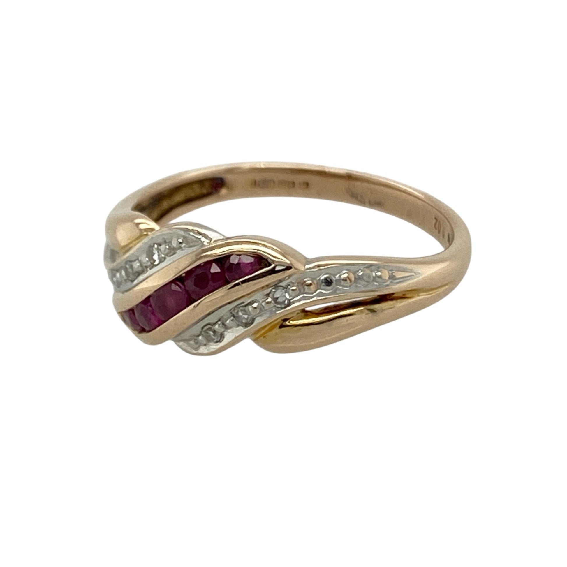 This pre-owned 9ct yellow gold diamond and ruby twist band ring is a colourful gemstone design, featuring ruby and diamond detailing within a flowing twist-style setting.

Design: Featuring a twist-style band design with ruby and diamond detailing, this ring combines rich red tones with the warm finish of 9ct yellow gold.
Material: Made from 9-carat yellow gold.
Gemstone Detail: Set with ruby and diamond stones.
Ring Detail: Front of the ring measures approximately 7mm wide.