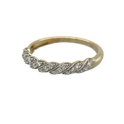 This pre-owned 9ct yellow and white gold diamond twist band ring is a distinctive two-tone design, featuring diamond detailing within a flowing twist-style setting.

Design: Featuring a twist-style band with diamond detailing, this ring combines yellow and white gold for a contrasting two-tone finish.
Material: Made from 9-carat yellow and white gold.
Gemstone Detail: Set with diamonds.
Ring Detail: Front of the band measures approximately 3mm wide.
Size & Weight: Ring size Q. Total weight 1.70 grams.