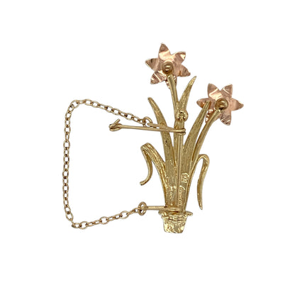 This pre-owned 9ct yellow and rose gold Clogau daffodil brooch is a distinctive Welsh-inspired design, featuring the traditional daffodil motif with a safety chain.

Design: Featuring a decorative daffodil design, this Clogau brooch combines warm yellow gold with contrasting rose gold detailing.
Material: Made from 9-carat yellow and rose gold.
Brooch Detail: Clogau daffodil brooch complete with a safety chain for added security.
Size & Weight: Total weight 4.90 grams.